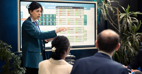 Solitaire unveils 98” and 110” R-Series panels for education and enterprises